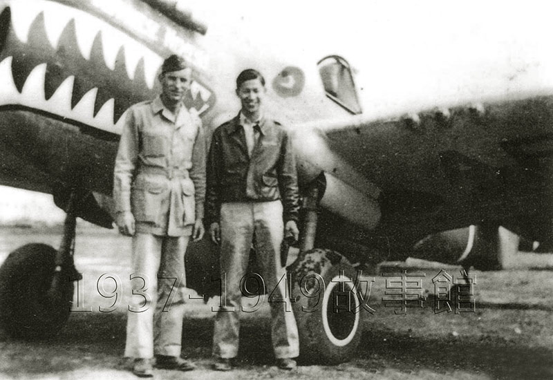 圖一 1943年陳炳靖於昆明服役美14航空隊(飛虎隊)第23戰鬥機大隊75中隊，與中隊長Edward Goss少校合影。