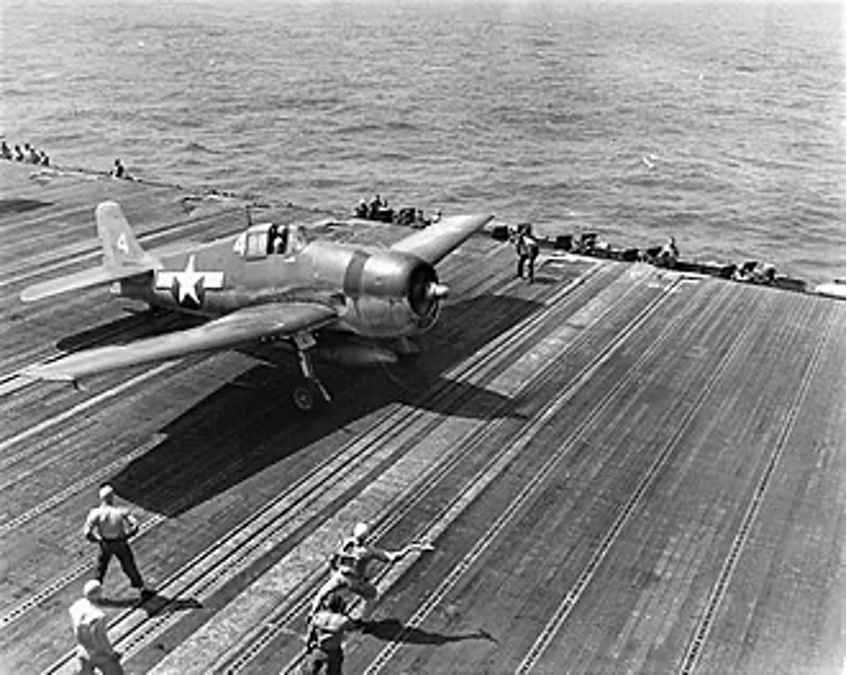 1944年10月12日，台灣空戰中，美軍戰機由列克辛頓號（USS Lexington (CV-16)）航空母艦上起飛，執行任務。（圖／Formosa_Air_Battle ）