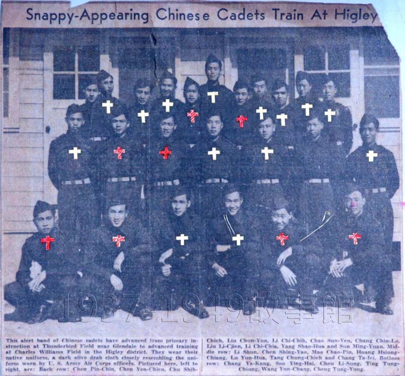 圖 抗戰期間中國空軍軍校學生在美國受訓時，當地報紙刊登的學員合照，最後一排左一為陳炳靖先生。收藏剪報的學員以十字架註出了每個人的生死。