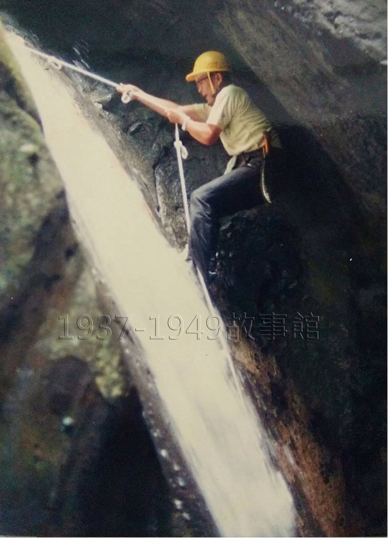 圖一 馬慶龍約民國80年於花蓮砂卡礑登山攀岩。