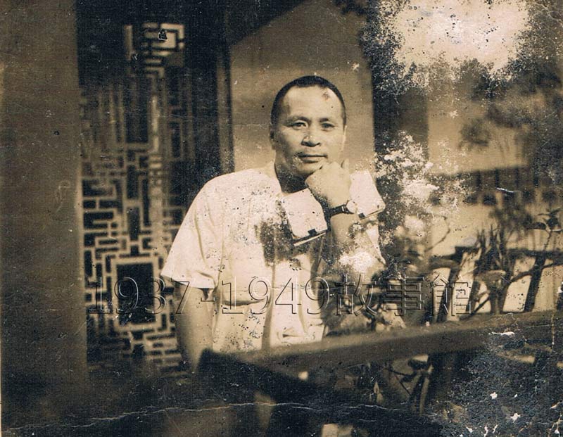 圖一 1950年吳文超導演在香港華達片場拍攝《媽媽不要走》時留影。