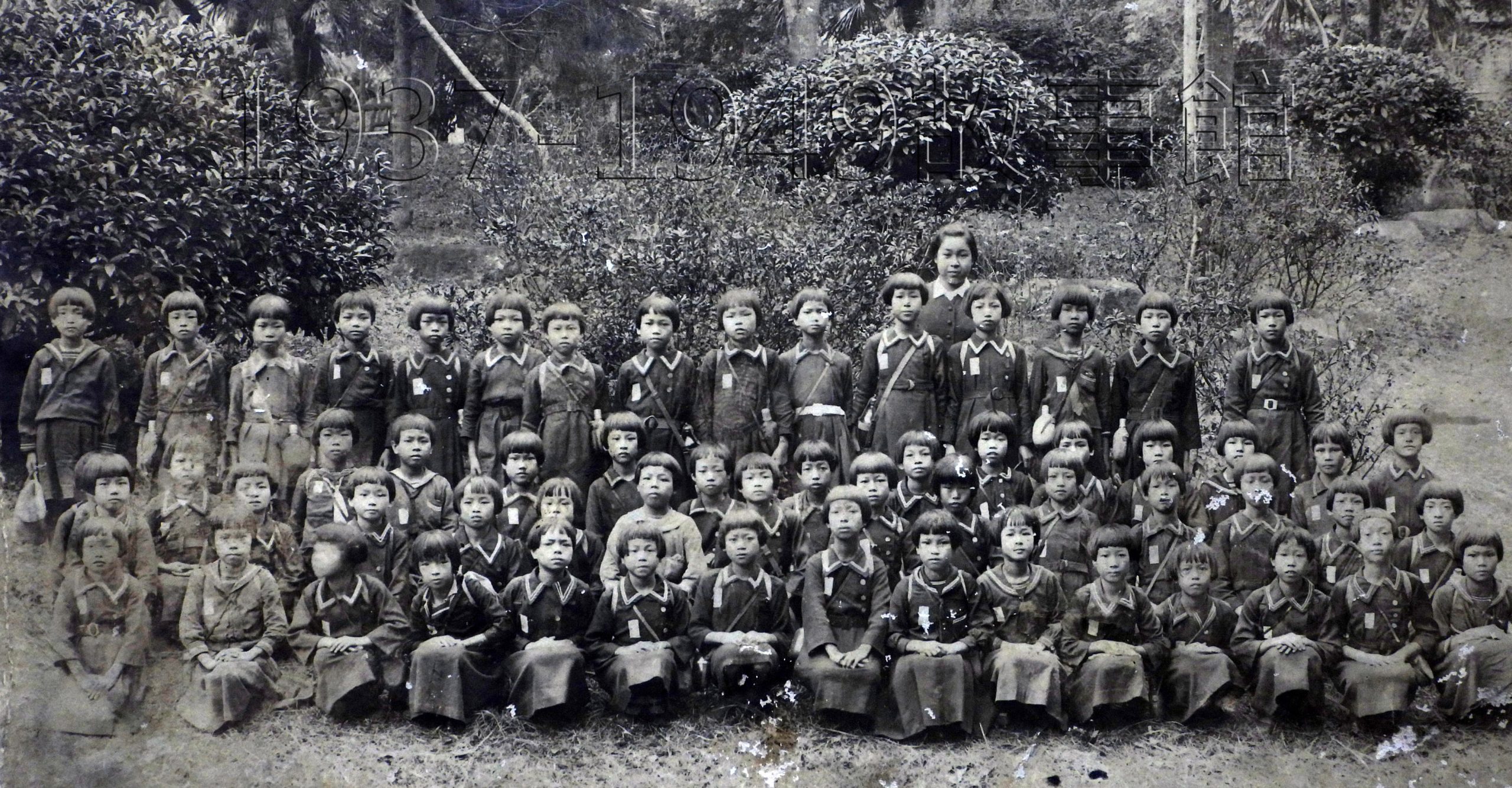 圖二 1939年陳月桂（二排左四）新北投遠足與小學同學老師合影。