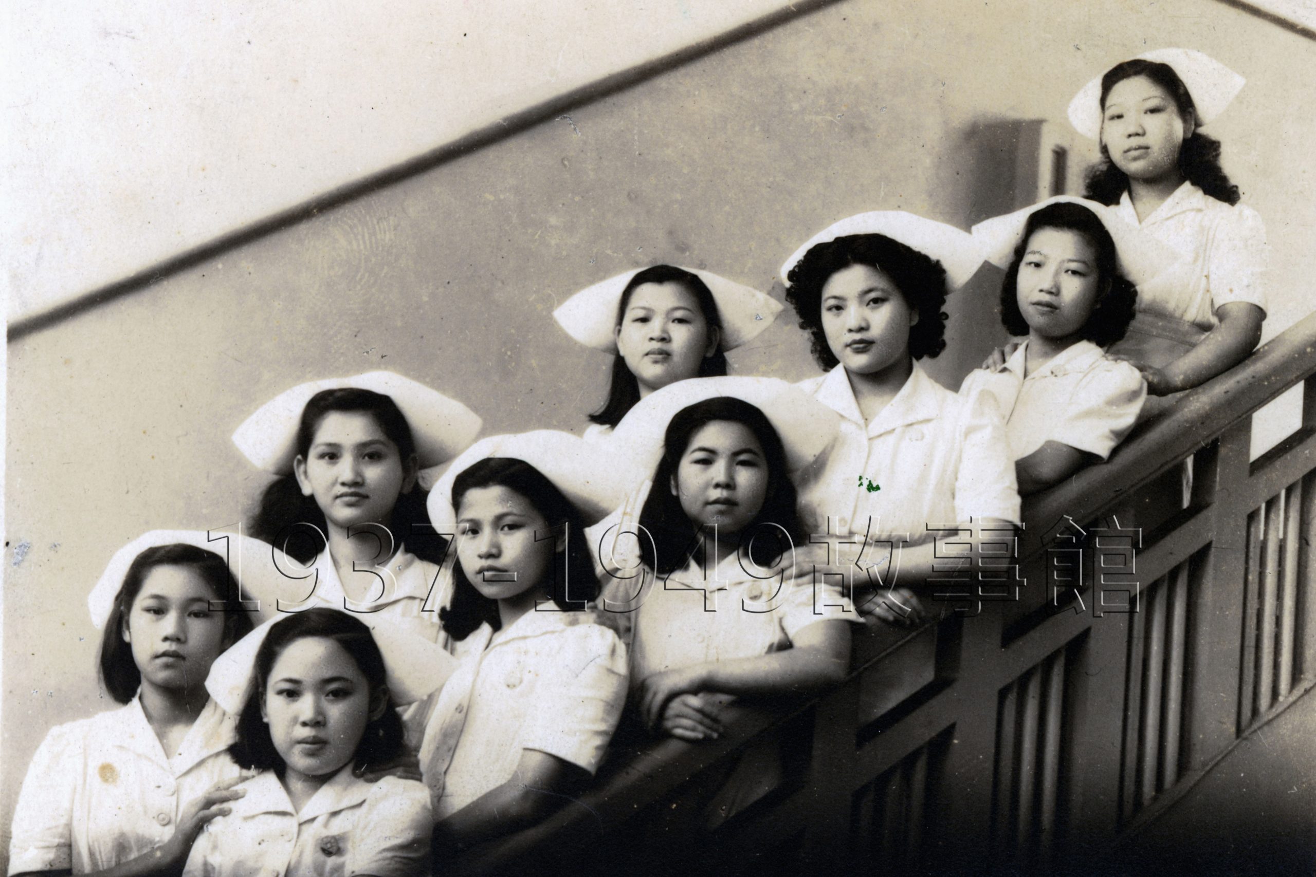 圖八 1950年1月20日省立宜蘭醫院護士講習所結業，陳月桂（右四）與同學合影。