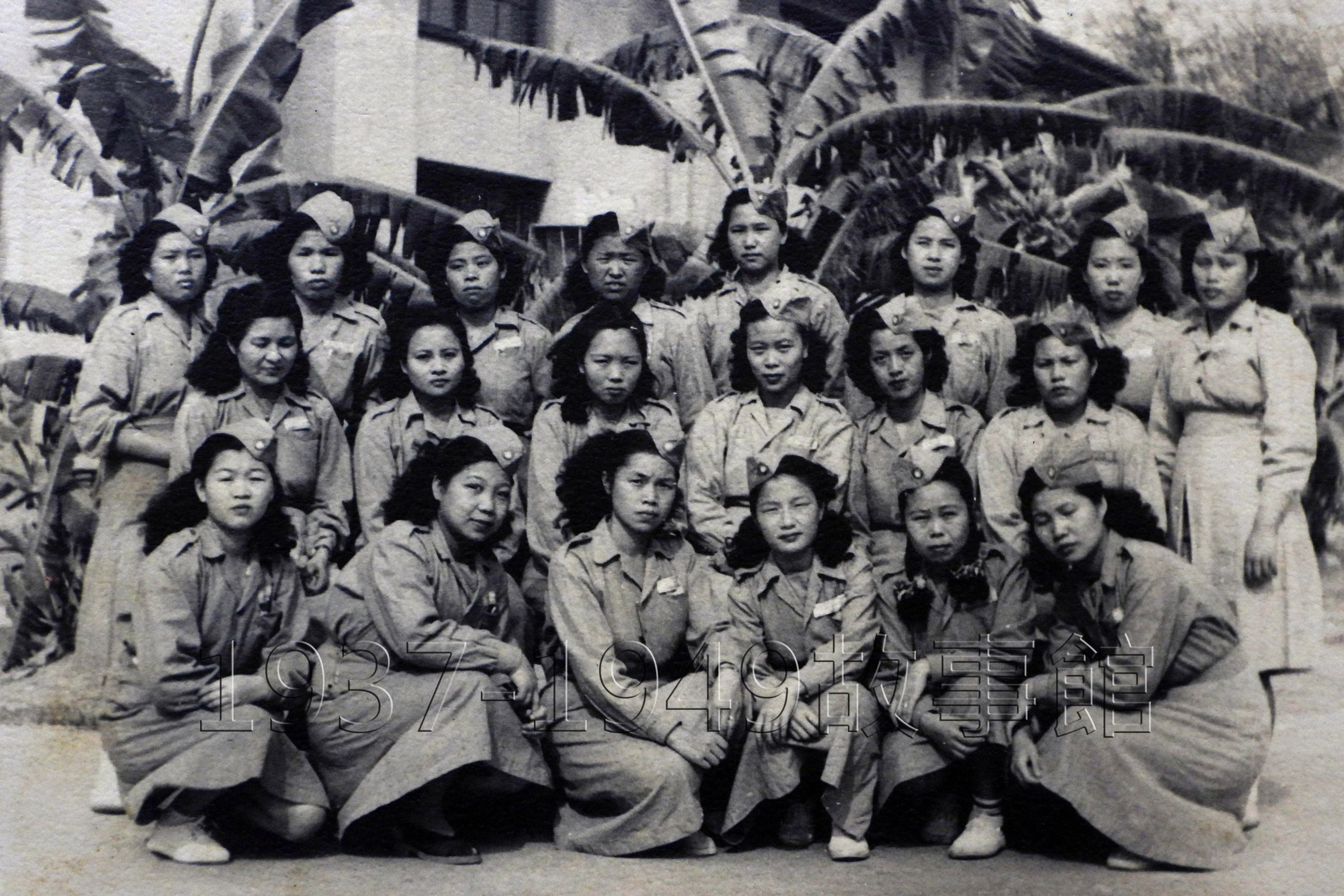 圖十 1950年3月8日陳月桂（前排左一）與其他省立醫院護士奉派至鳳山，協助第四軍官訓練班的醫護工作。