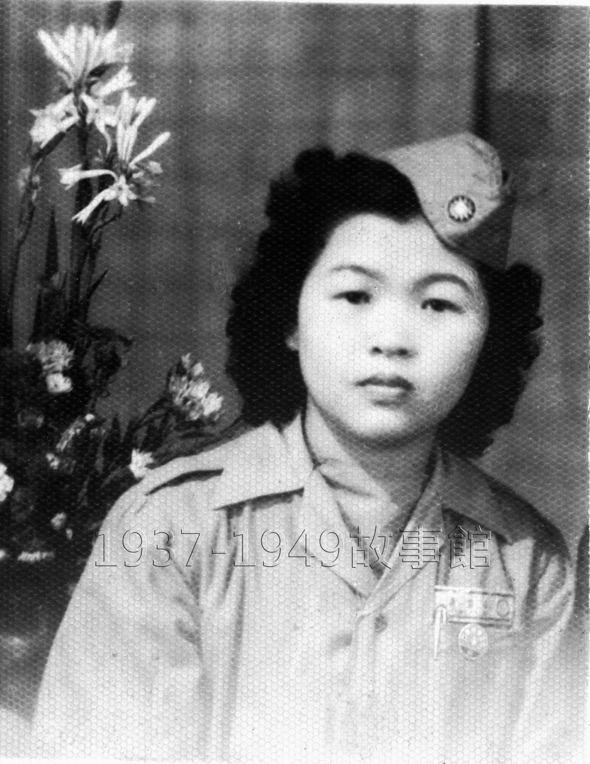 圖十一 1950年3月8日陳月桂協助第四軍官訓練班的醫護工作，穿著少尉軍裝留影。