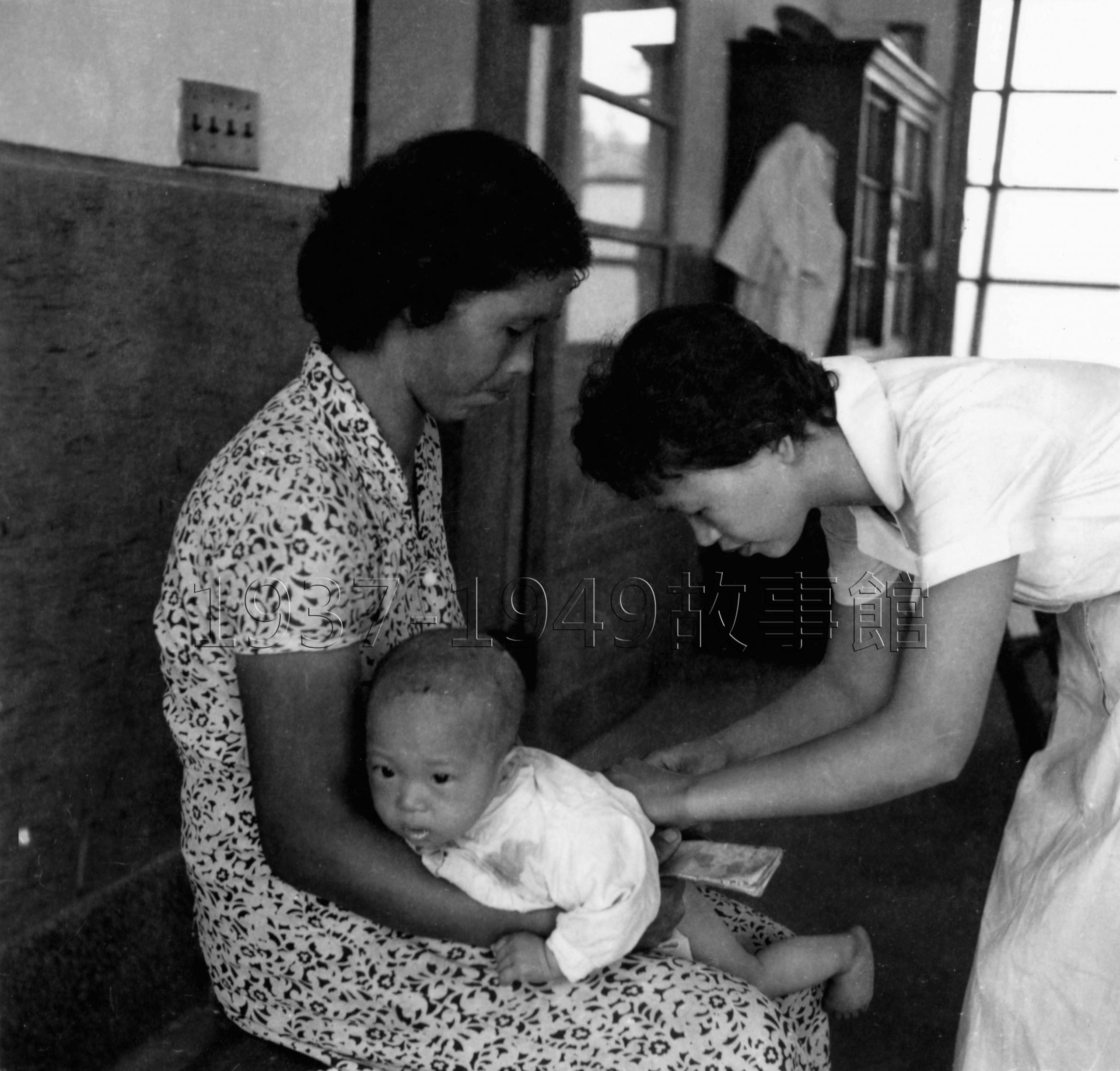 圖十五 1956年4月25日陳月桂代表宜蘭醫院赴大同鄉樂水村家戶醫療服務時，幫小朋友打針。