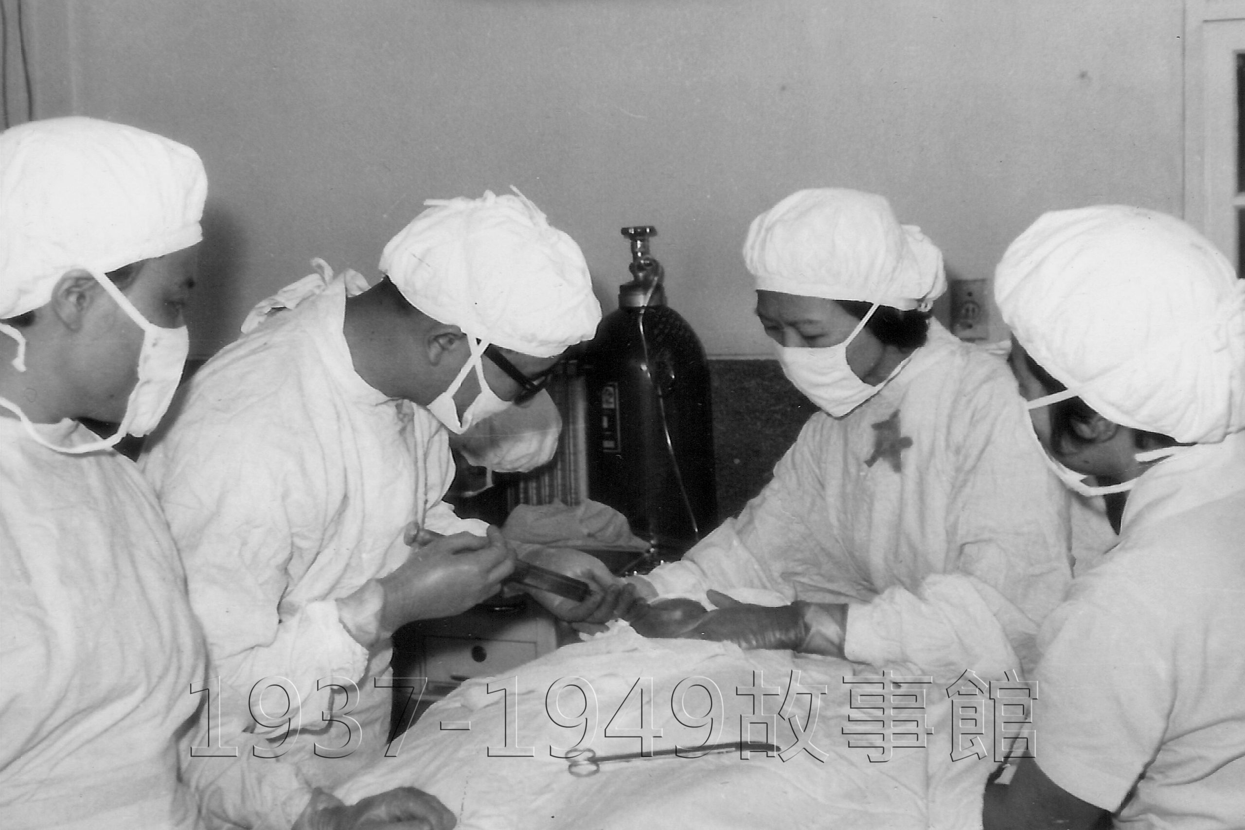 圖十六 1966年12月20日陳月桂（右二）在省立宜蘭醫院開刀房留影。