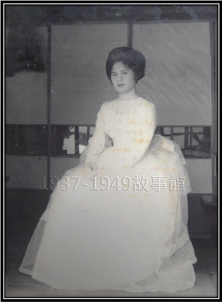 圖二 母親於民國52年出閣當日，著西式白紗禮服攝於嘉義市故居，媽媽1935年出生，和出生於1934年的日本上皇后美智子年齡相仿。大概因此，母親出閣時拍的這張婚紗獨照，像個日本公主，基本就是日本皇室風的翻版。