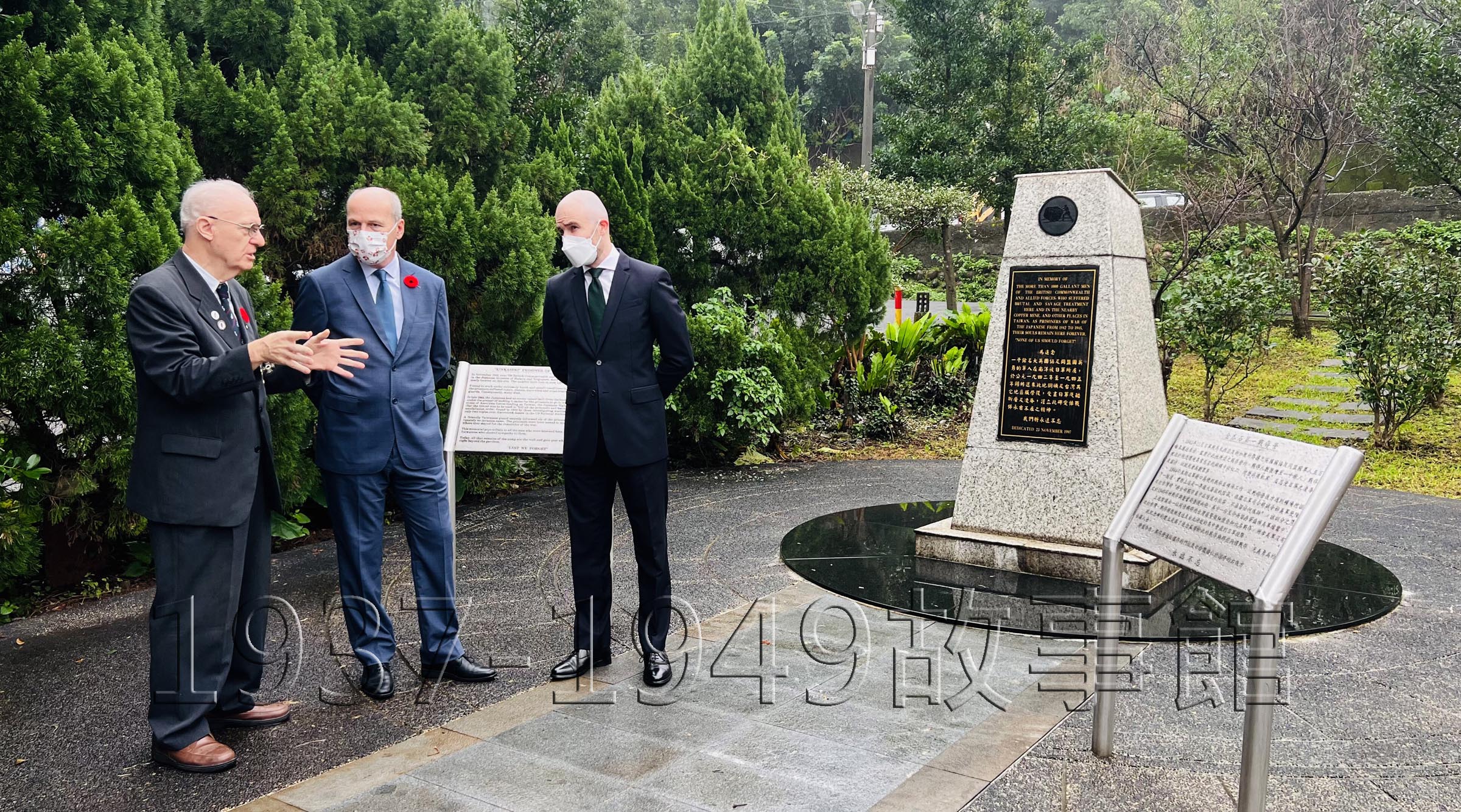 圖八 「台灣戰俘營紀念協會」理事長何麥克向與會貴賓解釋立碑經過。