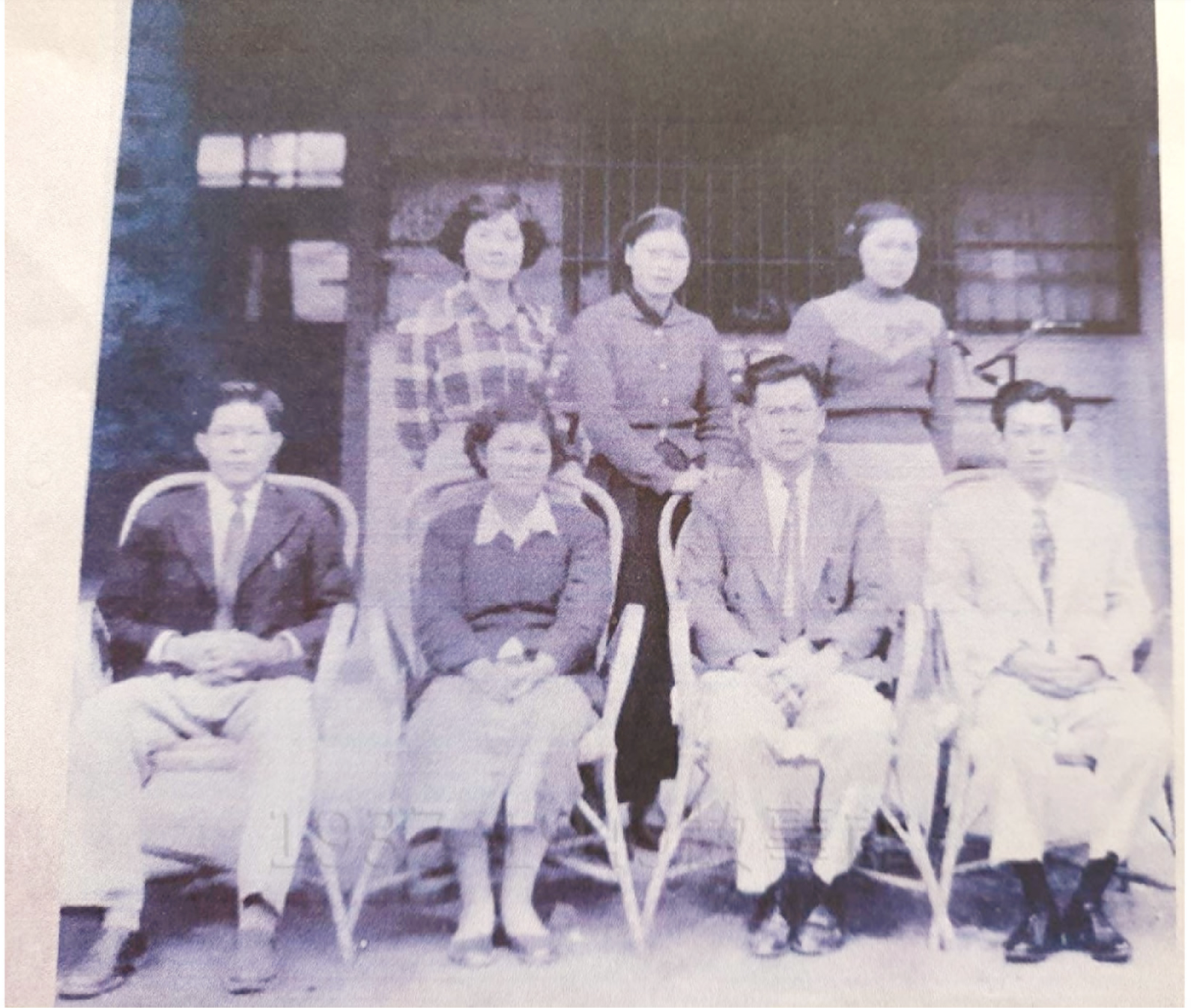 圖三 李禮素（前排左二）與合會同事合影，左手邊是總經理。