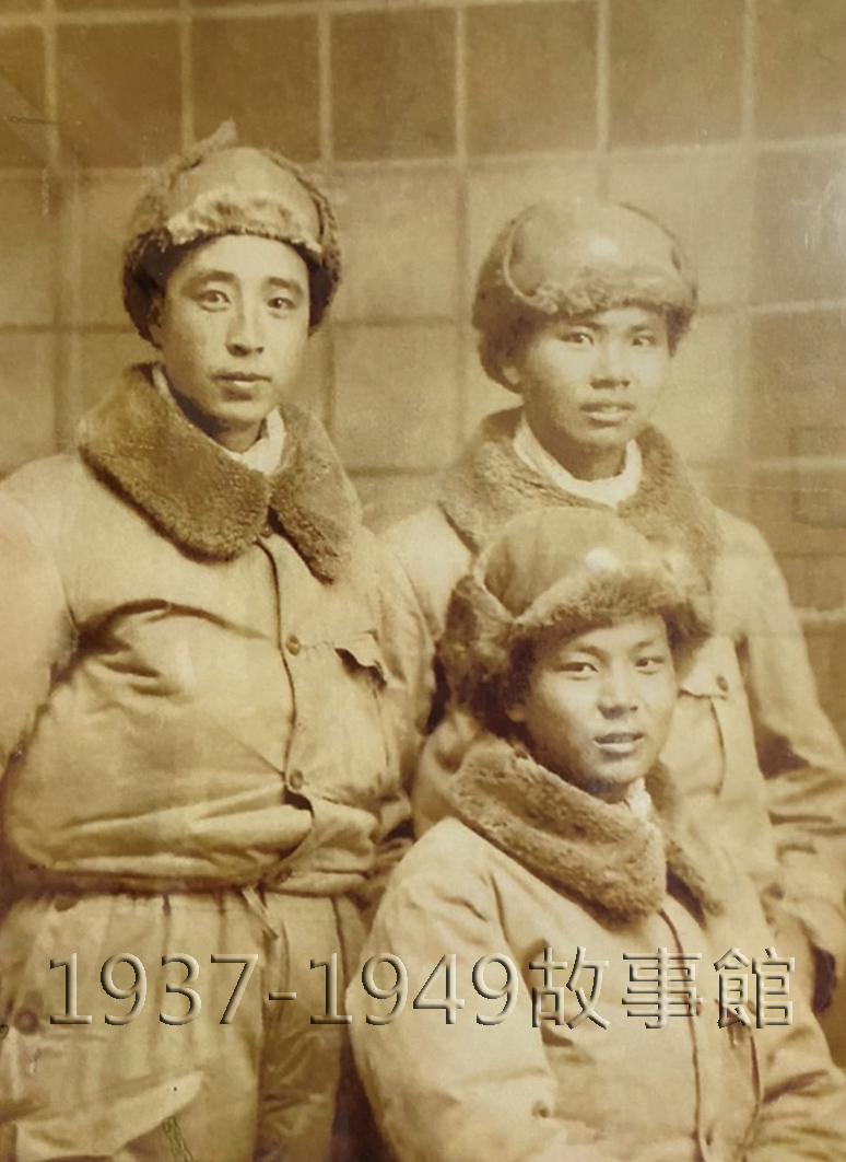 圖一 遠征軍22師韓記峰（後左）、黃耀武（前）和黃樹開（後右）攝於東北鞍山。（1947年）