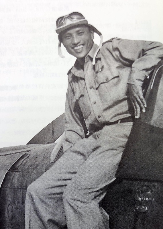 圖四 1944年霍樹文在印度飛P40戰鬥機。