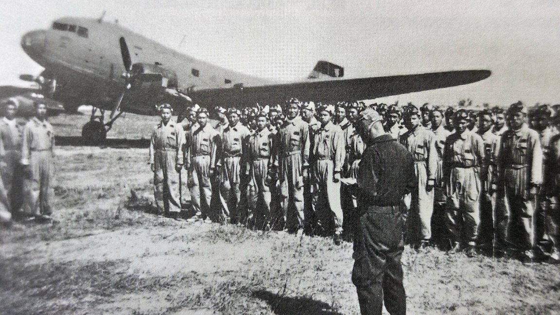 圖六 搭乘C-47運輸機到虎尾機場。