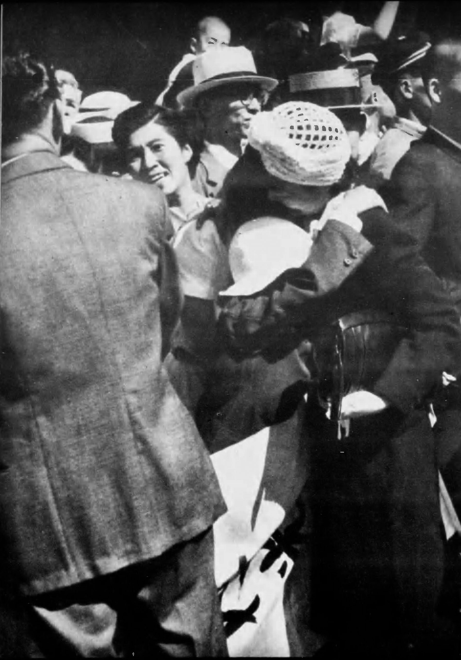 圖三 日方交換人員返抵橫濱時與親人歡欣擁抱，日本內閣情報部「寫真周報」1942年9月2日第5頁。