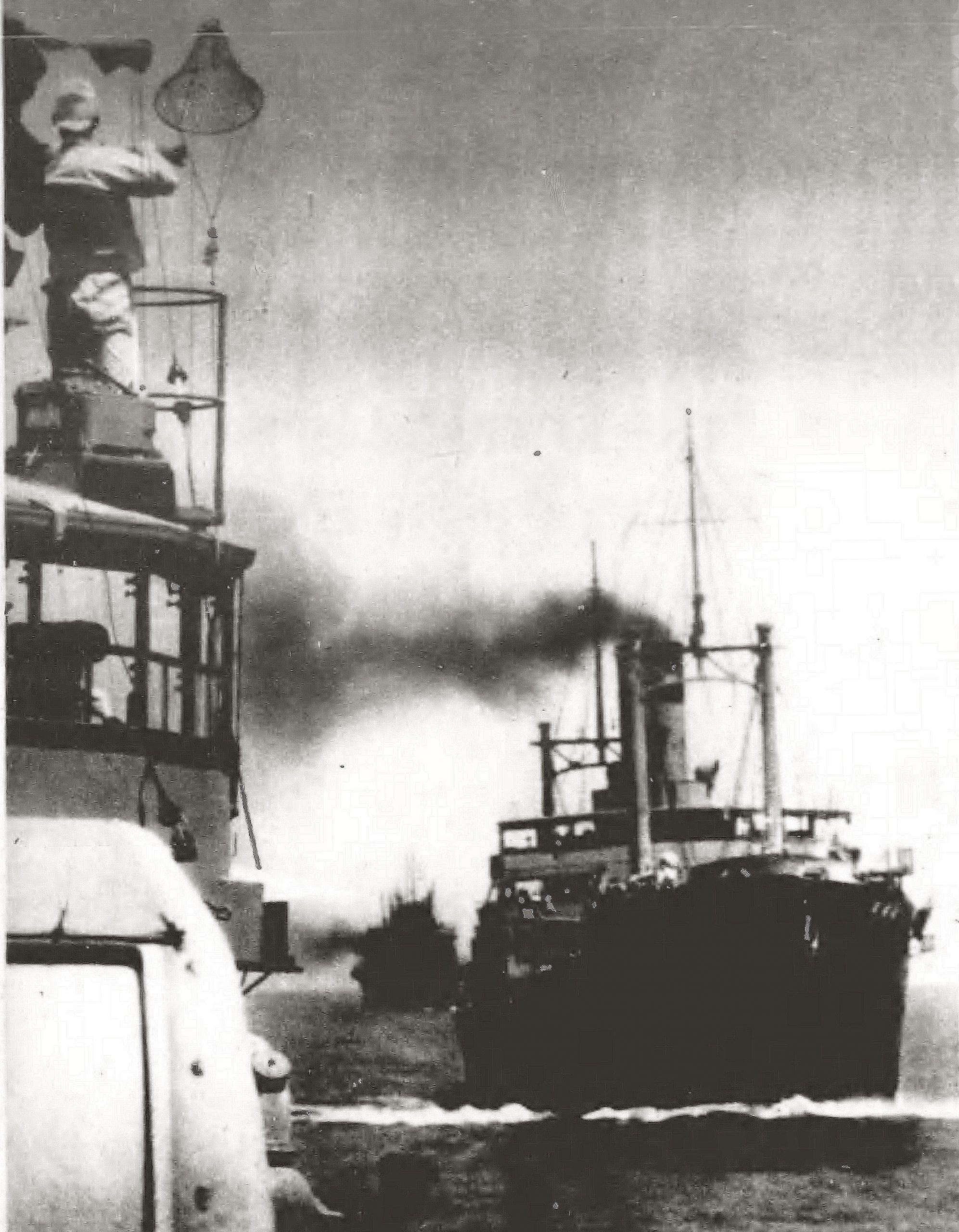圖六 日本武裝商船船隊行進畫面，日本內閣情報部「寫真周報」1942年4月1日第7頁。