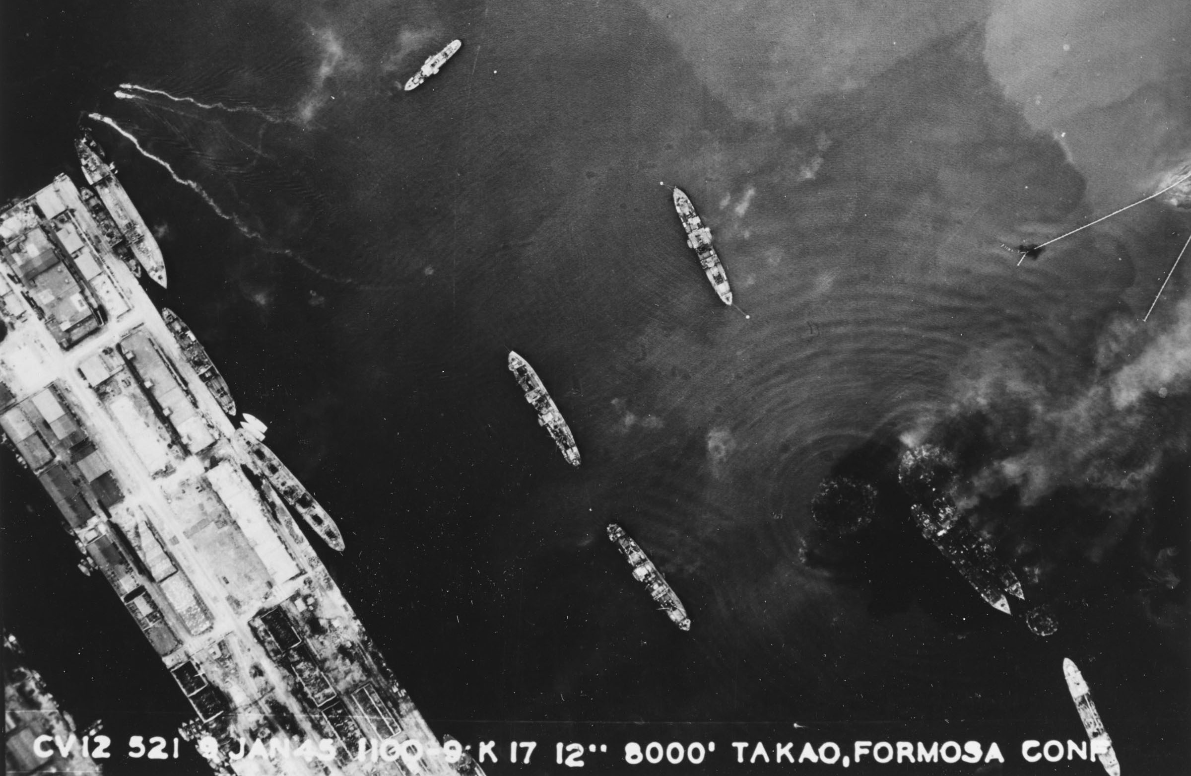 圖十一 圖片右下角兩艘船被美軍轟炸起火燃燒，左邊的為「江之浦號」，NH 95606, Naval History And Heritage Command。