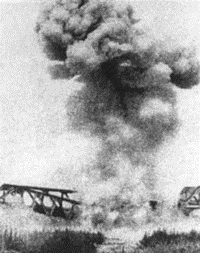圖一 抗戰期間隴海鐵路鐵橋遭炸毀。（https://en.wikipedia.org/wiki/Longhai_railway）