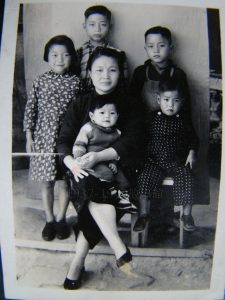 圖一 民國43年來台灣前夕，張利民妻子王惠賢與五個子女在香港合照。
