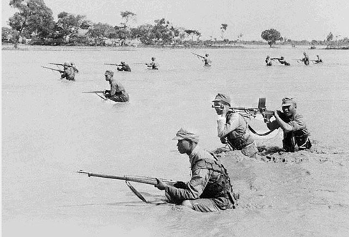 圖二　在黃泛區泥水中作戰的國軍官兵。（《中華民國史畫》，Public domain，via Wikimedia Commons）