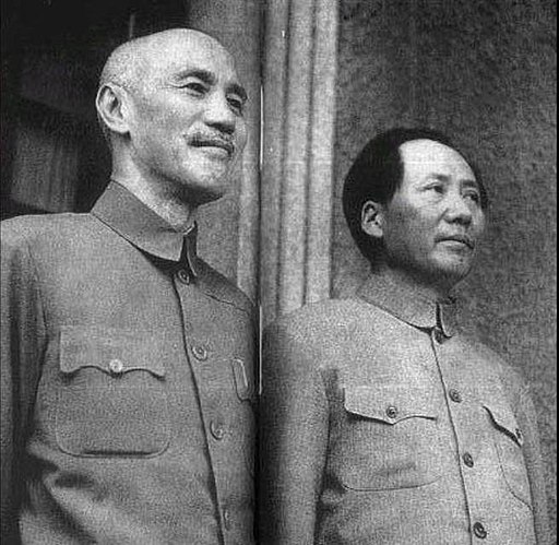 圖二　1945年9月重慶會談期間，蔣介石與毛澤東合影。（傑克 威克爾斯，Public domain，via Wikimedia Commons）
