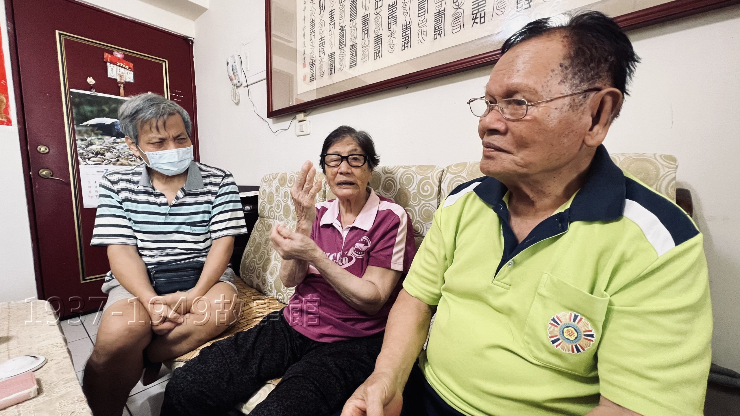 圖二　何奇財夫婦與協助採訪的花蓮退休教師張榮錦（左一）。