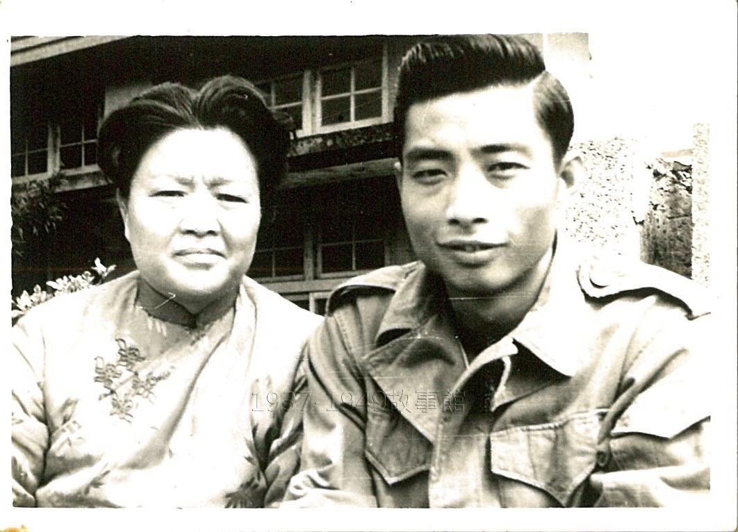 圖二 民國五十七年我與母親王惠賢在樹林國小合影。
