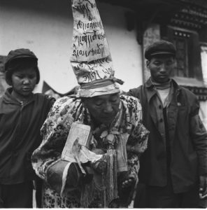 圖二　逼迫他人戴上高帽子遊街，是文革批鬥的一種方式。（https://commons.wikimedia.org/wiki/File:Kashopa_during_Cultural_Revolution.jpg）