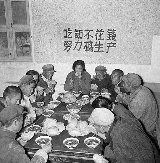 圖三　1958年，農民在人民公社食堂吃飯的情景。（https://zh.wikipedia.org/zh-tw/File:People%27s_commune_canteen.jpg）
