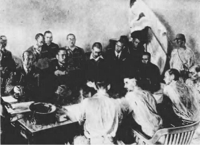 圖六 新加坡英軍將領白思華中將（前排左二）向日軍山下奉文中將（桌子對面左二）投降圖，1942年12月16日《寫真周報》第4頁。