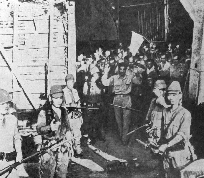 圖七 一群參加菲律賓科雷吉多島戰役 （Corregidor）的美軍，手持白旗走出地下碉堡向日軍投，’Los Angeles Examiner’ 1945年10月28日第10版。
