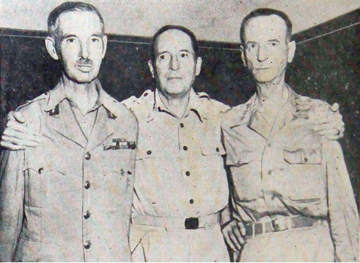 圖一 在戰俘營食不溫飽，骨瘦如材的兩位盟軍最高階戰俘，圖中左為白思華（Arthur Percival）、右為溫萊特（Jonathan Wainwright）兩位中將，他們在出席密蘇里艦受降儀式前與盟軍統帥麥克阿瑟將軍（Douglas MacArthur）合影。（’Los Angeles Examiner’ 1945年11月5日第6版, https://www.ww2online.org/image/british-general-percival-and-us-general-wainwright-after-release-japanese-prison-japan-1945）