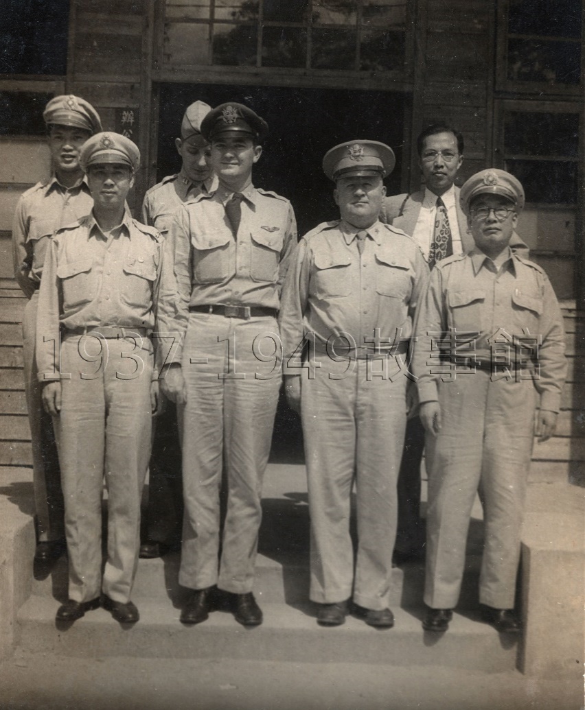 圖二 1950年4月4日，美國駐華武官Colnel David Dean Barrett包瑞德上校（前排左二）訪問海南島海口，時任海南防衛總部副總司令兼參謀長的鄭幹棻（前排左一）陪同。