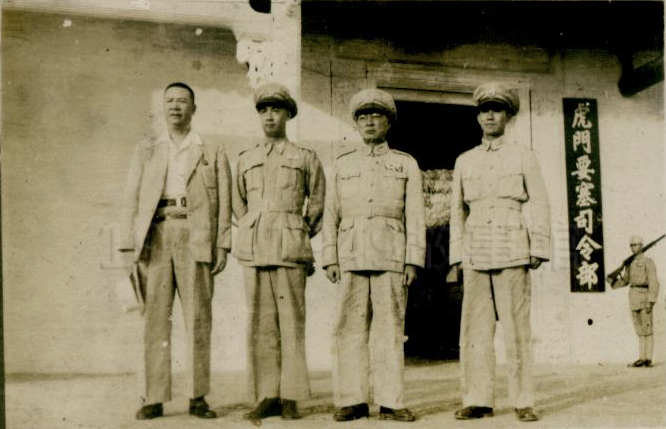 圖九 廣東省保安司令部參謀長鄭幹棻（中左）與廣東省主席羅卓英（中右）巡視虎門要塞司令部。