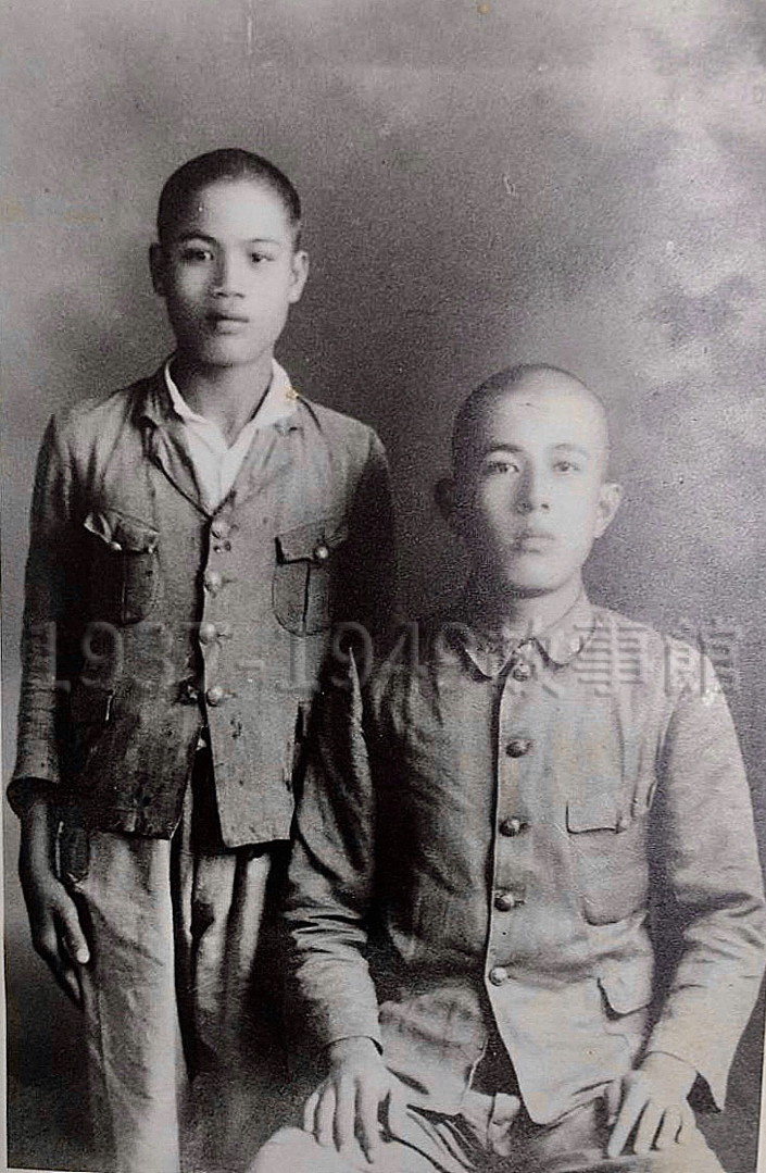 圖一 當時就讀於花蓮港中學校的國田宏（右），與就讀於花蓮港農學校的好友林秀吉於昭和17～18年在花蓮港的富士寫真館合影。