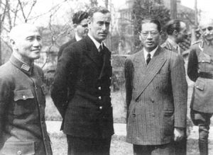 圖 宋子文、蔣介石在重慶與英國東南亞戰區統帥蒙巴頓合影，1943年10月。（來自維基百科）