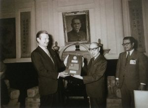 圖三 1973年7月，時任副總統的嚴家淦先生接受美國大使馬康衛贈送月球岩石。（來自維基百科）