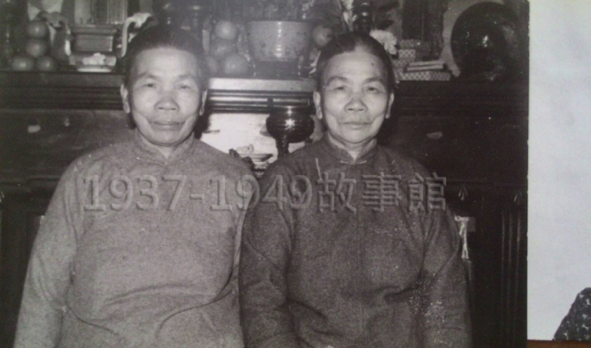圖二 右邊是我媽媽石上海，左邊是我嬸嬸石寧波。台灣光復後，因為我母親和我嬸嬸兩人皆不識字，再加上面容相像，因此在辦理戶籍資料時，發生了差錯。最後（1947年）發下來的身分證上，兩人的名字弄反了，我母親的身分證姓名欄為石寧波，嬸嬸的則為石上海。