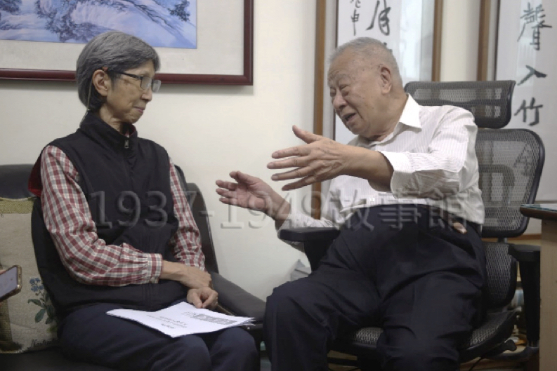 圖二 2022年11月，葉萬安先生接受民間史料團隊成員訪談。