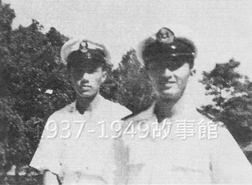 圖一　1950年仉家彪（左）和同袍在左營海軍官校。