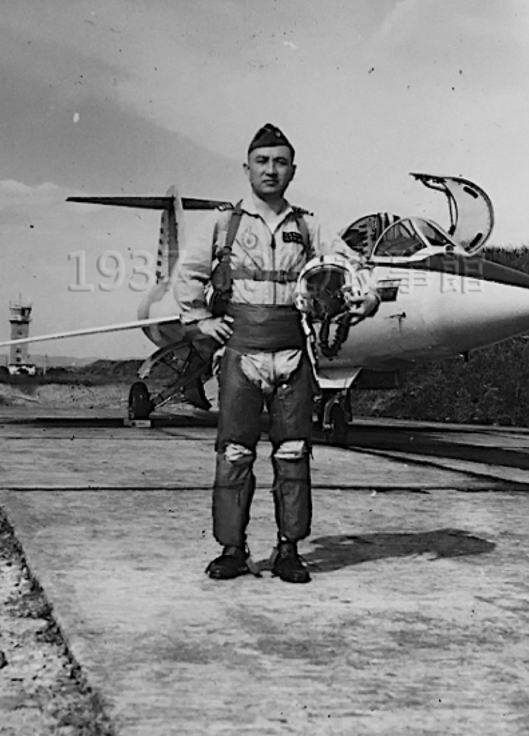 圖三 王德輝與F-104戰機合影。