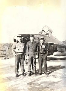 圖四 王德輝（左一）與美國顧問，背後為RF-84偵察機。