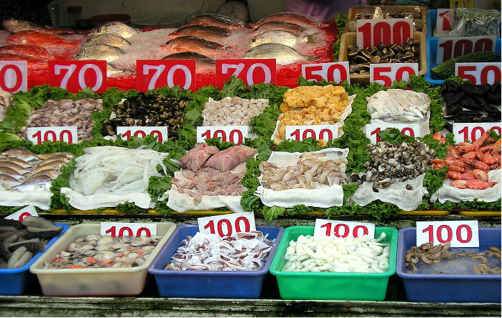 圖二 現今高雄旗津海產店的選擇，雖然未見西施貝、竹蟶 和九孔等較為昂貴食材，但也已經非常豐富。（來自維基百科）