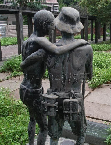 圖十六 國際終戰和平紀念園區內雕像，2位骨瘦如柴的戰俘相互扶持，終能度過艱辛歲月。