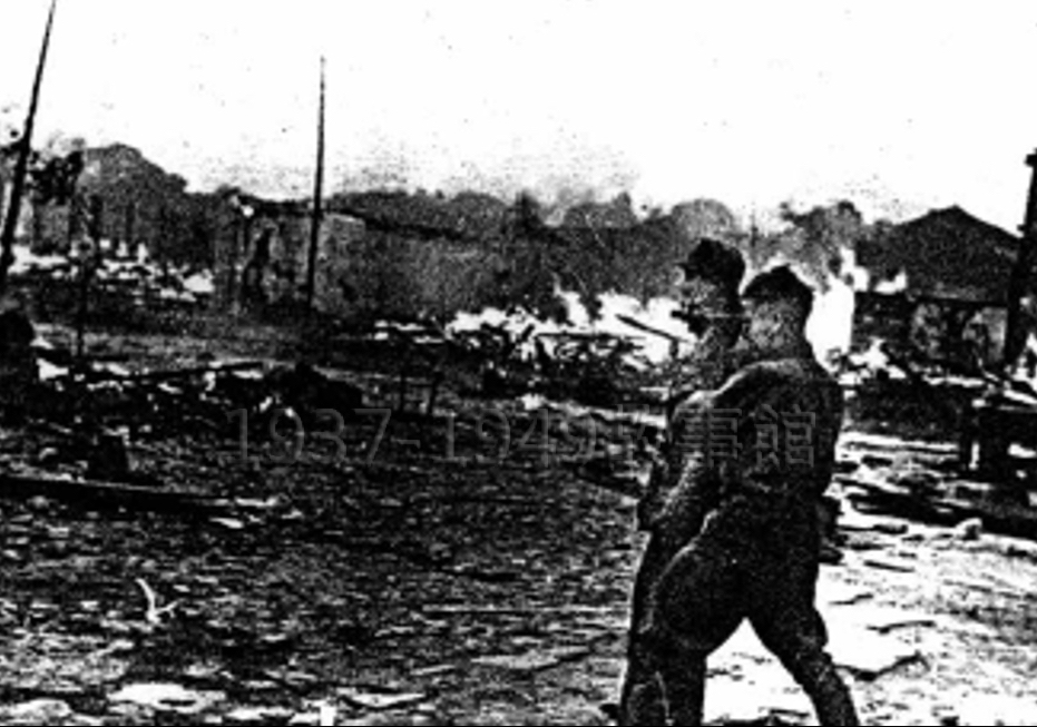 圖一 蘇聯記者卡爾曼搶拍長沙大活現場鏡頭，當時在旁的張郁廉拍下照片。