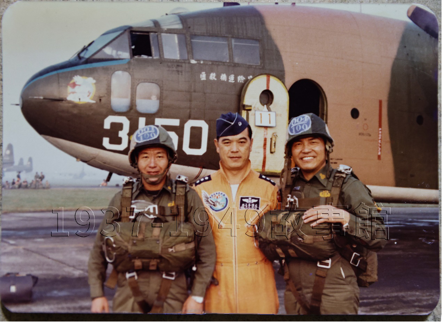 圖六 後來加入傘兵部隊的吳志輝先生（右一），掛在胸前的就是副傘。