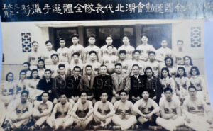 圖四 民國37年全國運動會在上海舉辦，湖北省代表隊（張敬果後排左四）參加跳遠，標槍，籃球、排球都入選，張敬果代表田徑，結果沒得獎，不過到了上海處走走，還看了京劇。