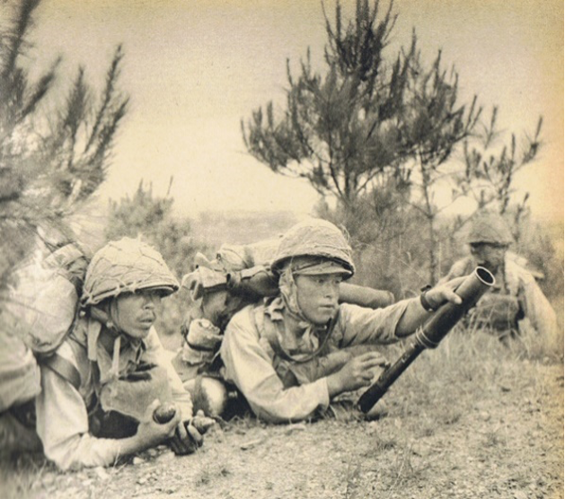 圖三 1942年5月30日的浙贛戰役中，一名日本士兵正使用八九式擲彈筒攻擊。 （ シリーズ1億人の昭和史 『日本の戦史4』 （毎日新聞社 昭和54年発行）　160頁, 公有領域： 來自維基百科）