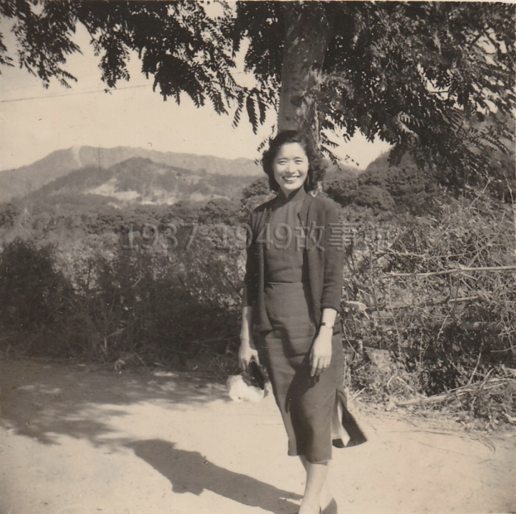 圖九  1956年，戴國煇的朋友陳先生要去日本留學前，朋友們一起去彰化八卦山玩，陳先生幫林彩美照了此相。為了要讓照片出色，林彩美在拍照前還搽了口紅，這也是她生平第一次搽口紅。但由於沒有得到戴國煇的肯定，她之後就不怎麼化妝了。此外，她身穿的是她自製的第一件旗袍，全藍且鑲有滾邊。