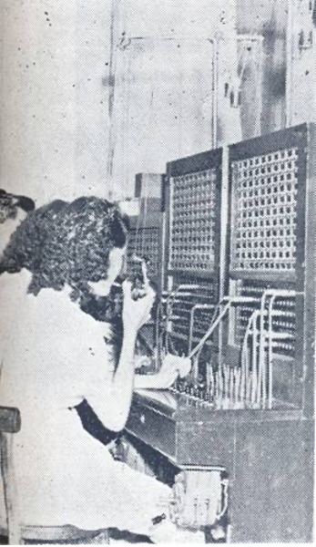 圖二 1940年代的通訊系統，必須仰賴人工接通電話。 （來自電信數位博物館）