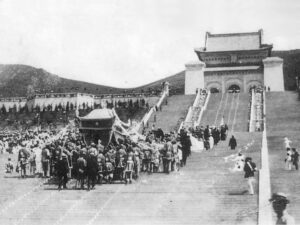 圖二　民國18年6月1日，國父孫中山的靈柩，一共由108名槓夫抬往南京中山陵墓室。（來源：維基百科）